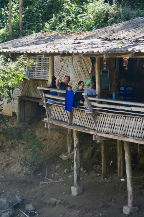 Et nous déjeunons juste au-dessus, dans une cantine en bambou.