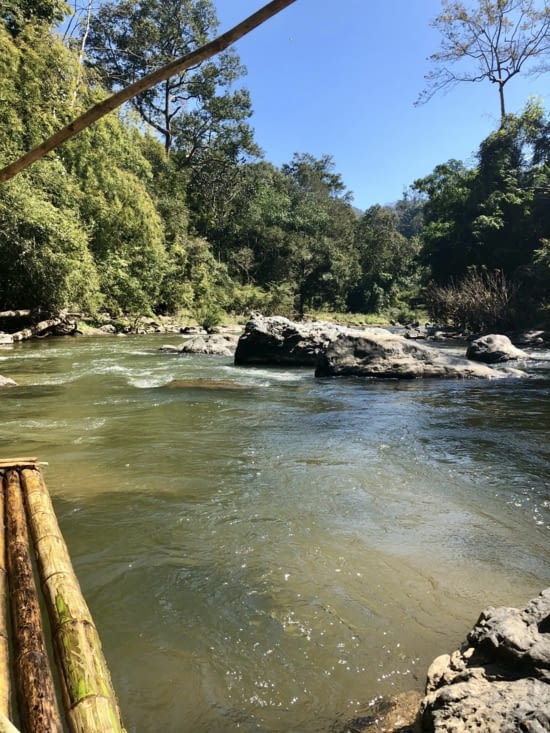 Faire passer un radeau de 7 m de long au travers des rochers...