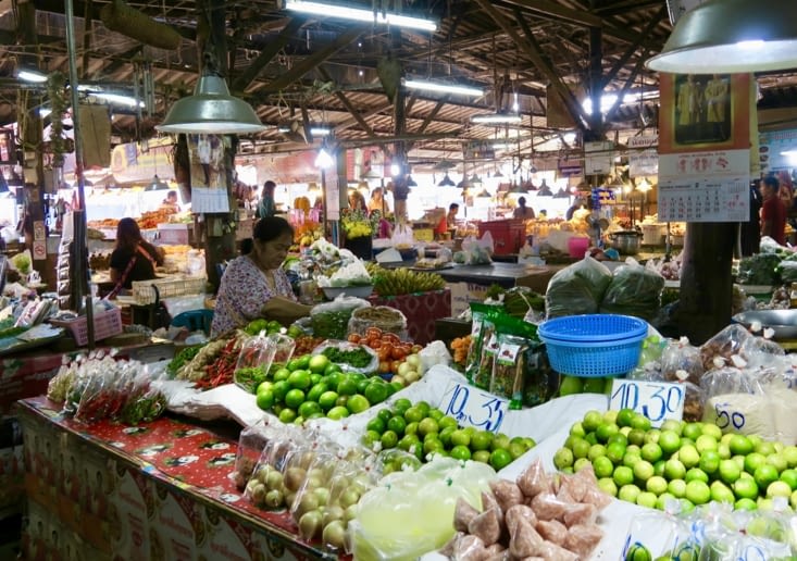 Il est tôt, le marché est encore calme.