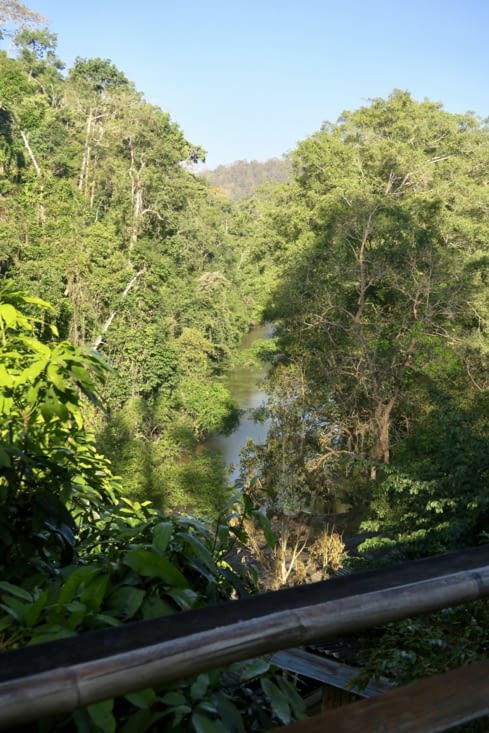 Vue vers la rivière en contrebas, que nous allons bientôt descendre en radeau.