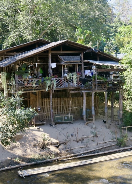 La maison voisine, cossue...