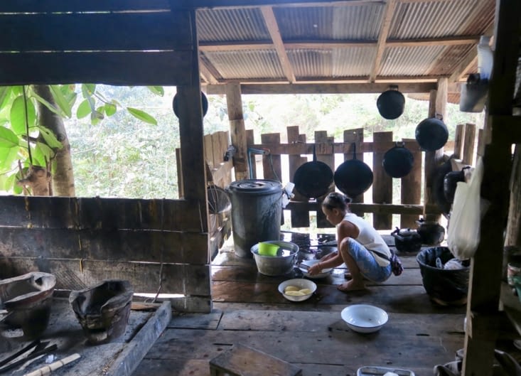 La propriétaire de la « chambre d’hôtes » commence la préparation du dîner.