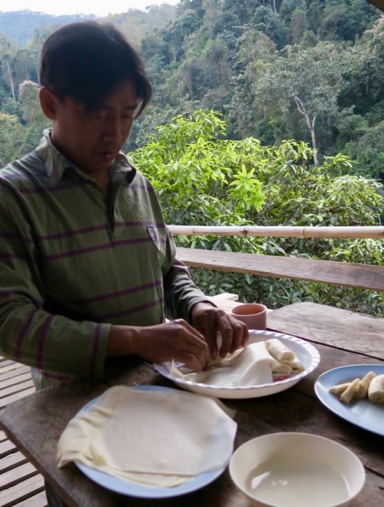 Fabrication de rouleaux à la banane. Loi, le maître...