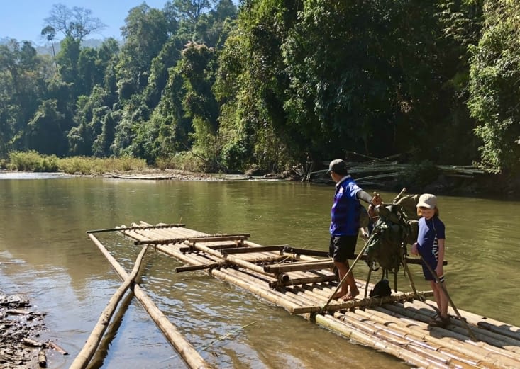 Les sacs sont accrochés, c’est bon, on peut y aller.