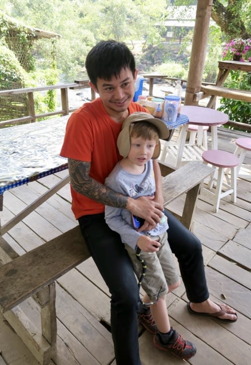 Maël est impressionné par les tatouages de Son.