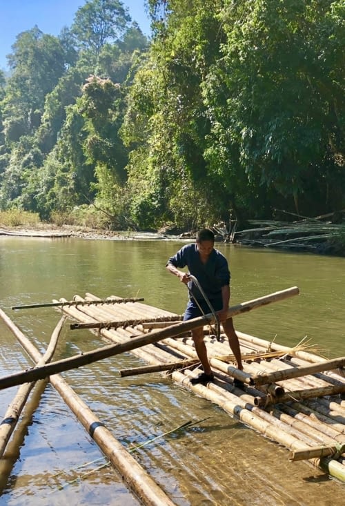 On se prépare : notre radeau est presque prêt.