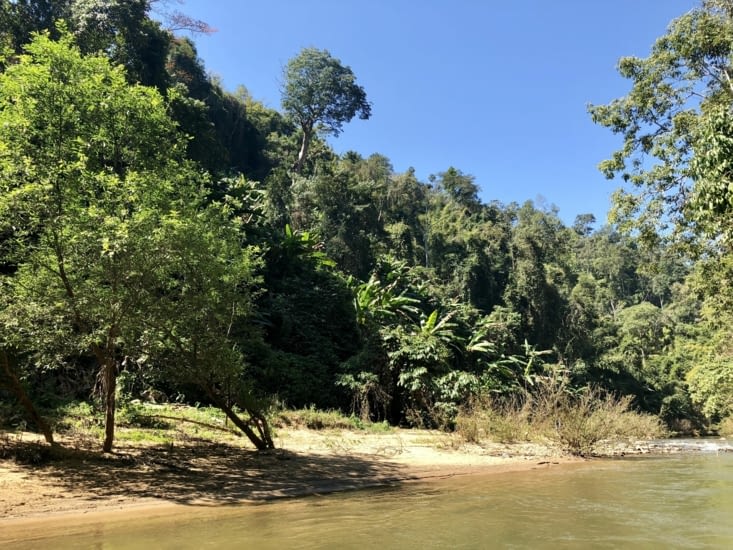 Petite pause sur une micro plage, on se baigne dans la rivière.