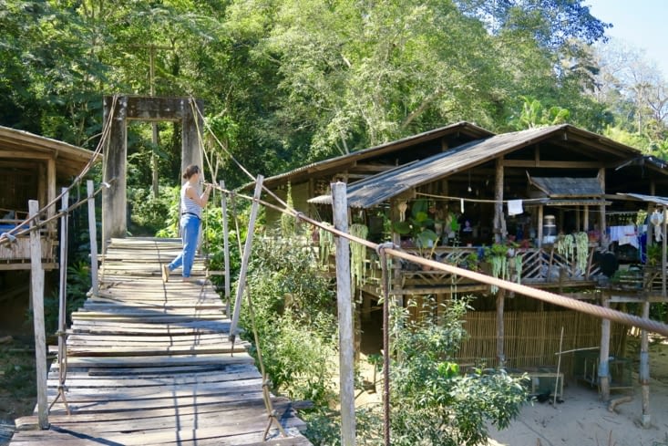 Pour passer d’une rive à l’autre, une petite passerelle.