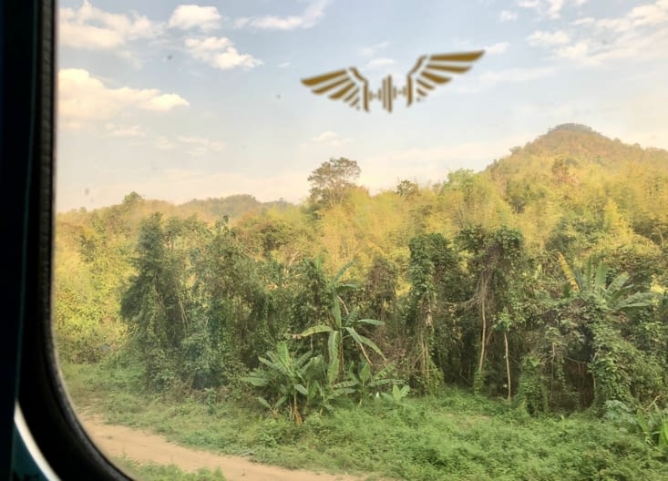 Au bout de 6-7 heures de trajet, le paysage change : moins de cultures, plus de montagnes.