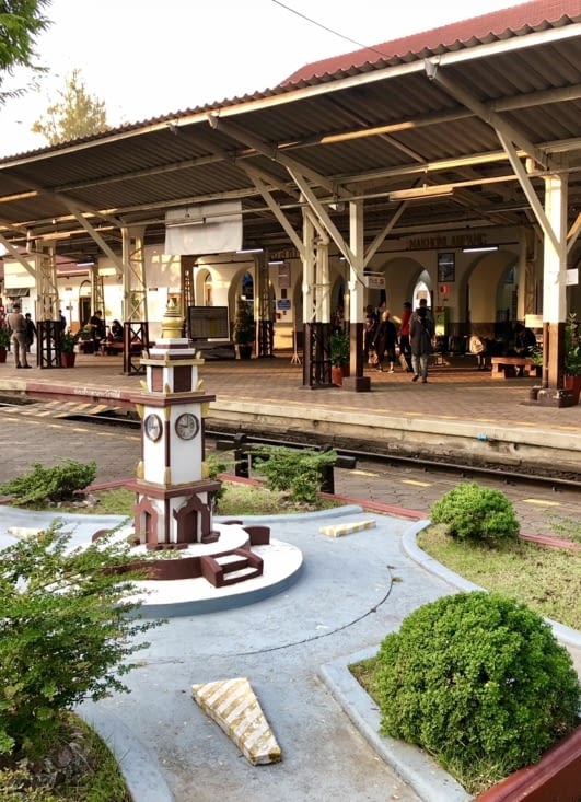 Souvent, sur les quais, une maquette du centre d’intérêt principal de la ville.