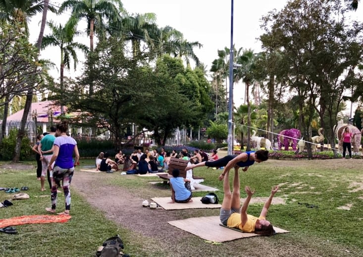 Des occidentaux viennent faire du yoga...