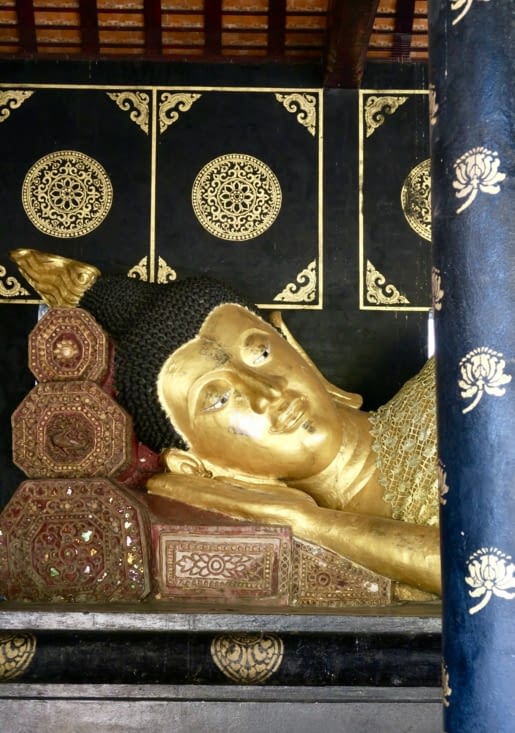 Un Bouddha noir et or