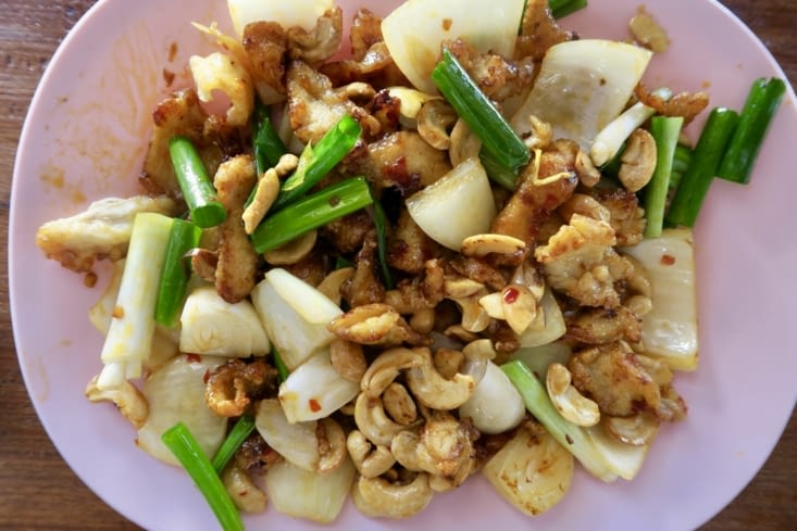 Un poulet aux légumes sautés et noix de cajou