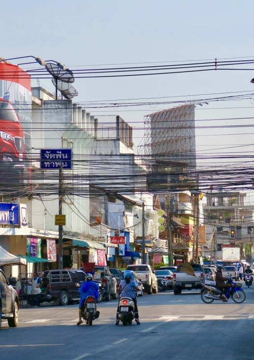 Et toujours ces drapés de fils électriques !