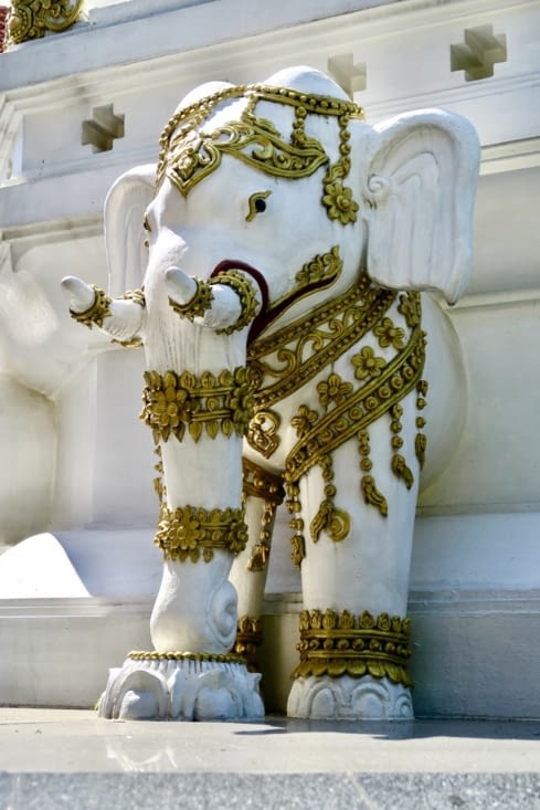 Encore un qui sort d’un « chedi », majestueux.