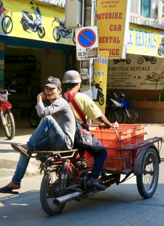 Il y a très peu de piétons : tout le monde est en voiture et surtout en deux-roues.
