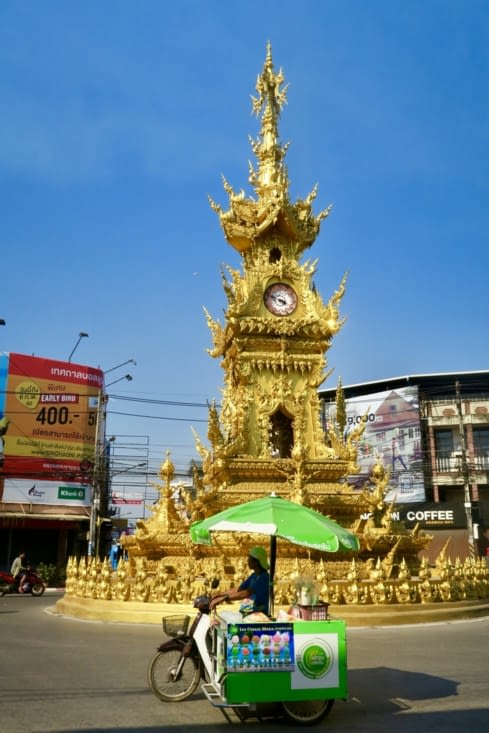 Un point central de la ville : une tour horloge qui ne passe pas inaperçue.