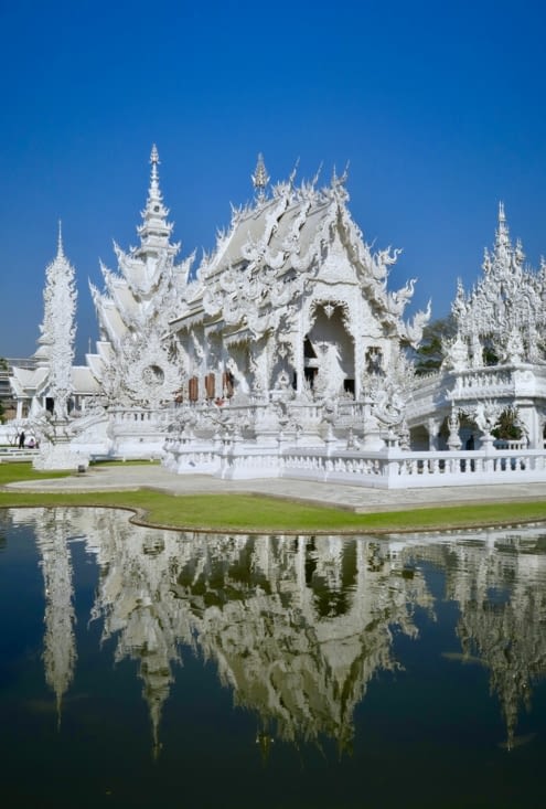Le choc ! Un temple entièrement blanc et décoré de miroirs en mosaïque.