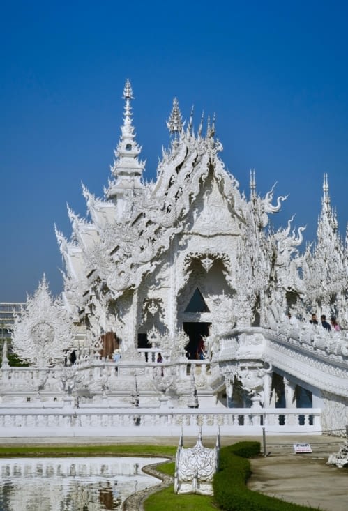 On approche, il faut passer sur un pont pour accéder au temple.