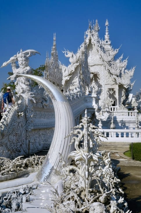 Deux énormes cornes de buffle (ou défenses d’éléphant) gardent l’accès au pont.
