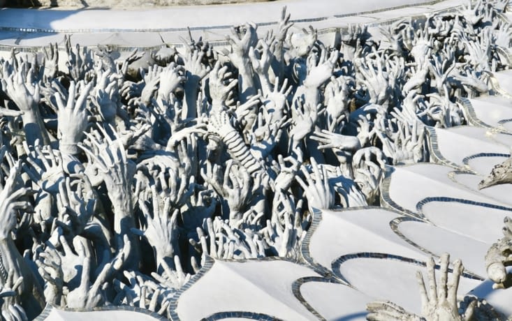 Les mains des damnés appellent à l’aide...