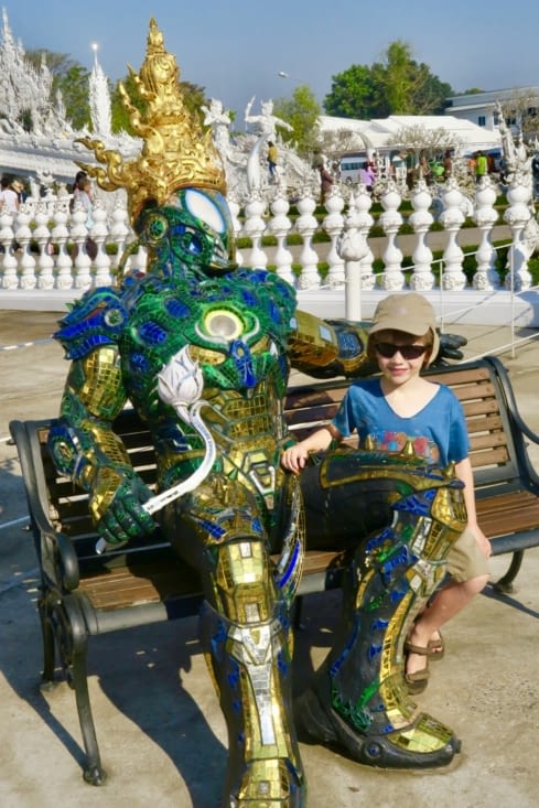 C’est une créature de science-fiction qui accueille les visiteurs.