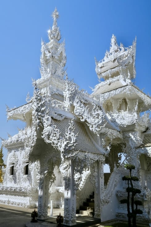 Encore un autre bâtiment. Toujours ce blanc éblouissant.