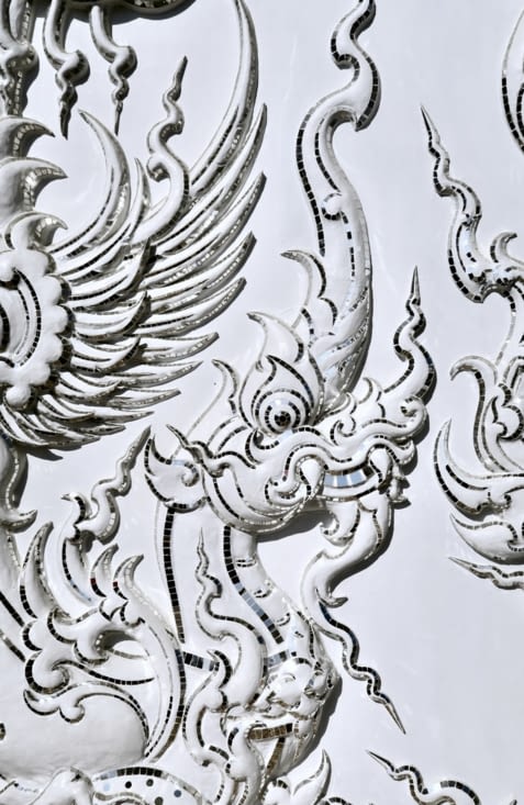 La luminosité aveuglante du blanc est renforcée par les miroirs incrustés...