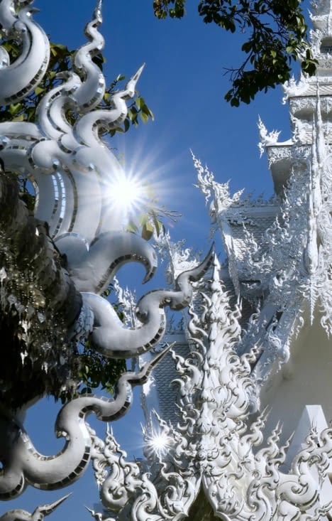 Le soleil monte dans le ciel, le temple scintille de tous les côtés.