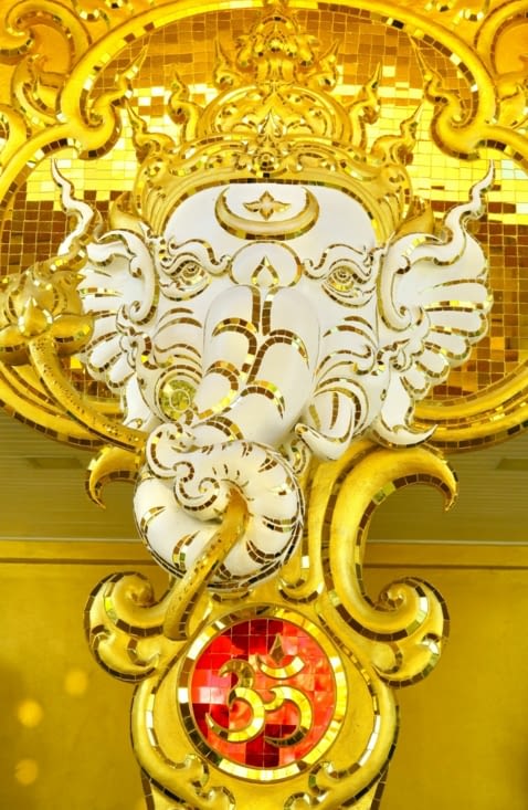 Sur le fronton du temple doré.