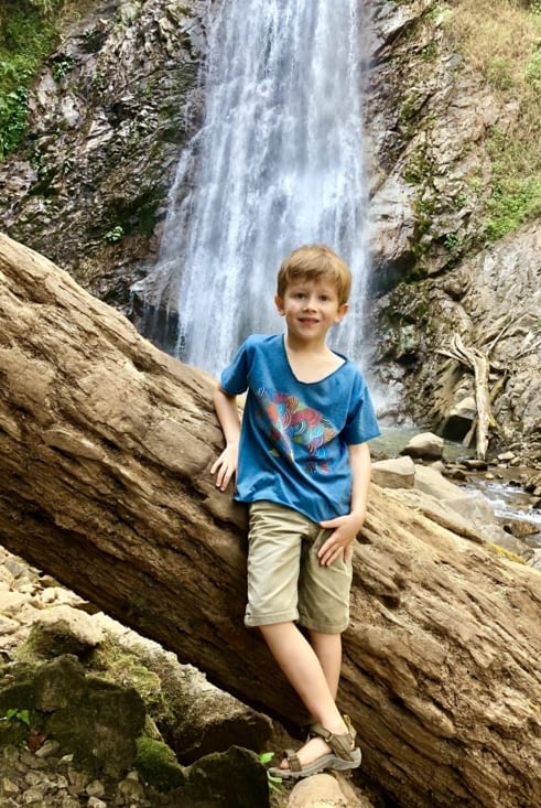 Moi aussi je suis sous la cascade !!