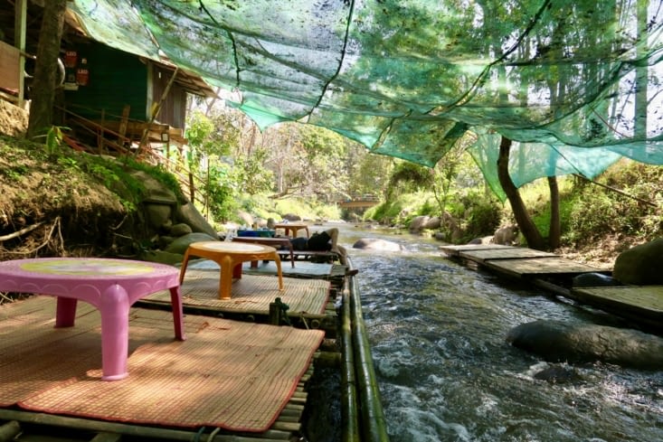 Pause dej très agréable au bord de l’eau, à l’ombre des feuillages.