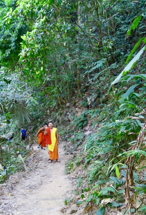 Sur le chemin du retour, nous croisons quelques moines novices....