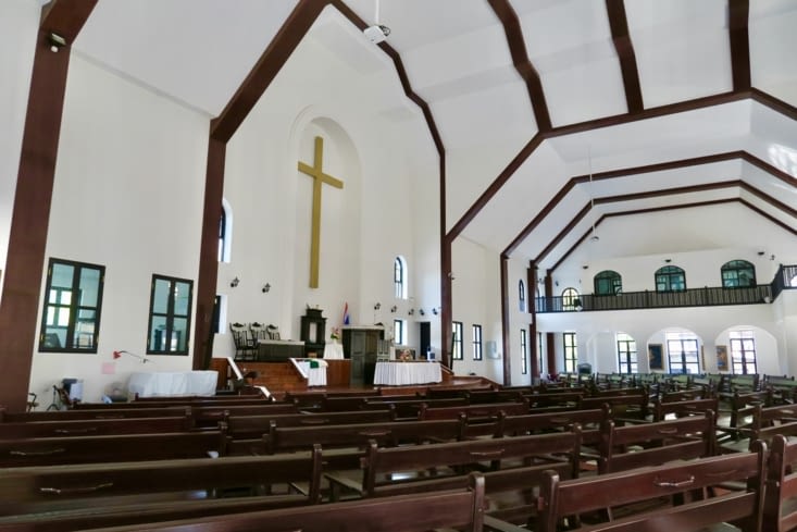 Une belle salle, très sobre.