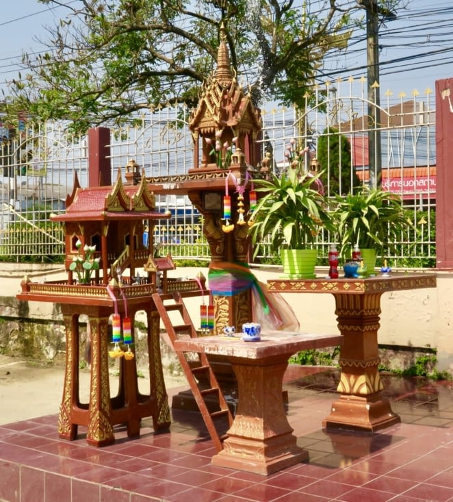 Il y a aussi un autel bouddhiste.