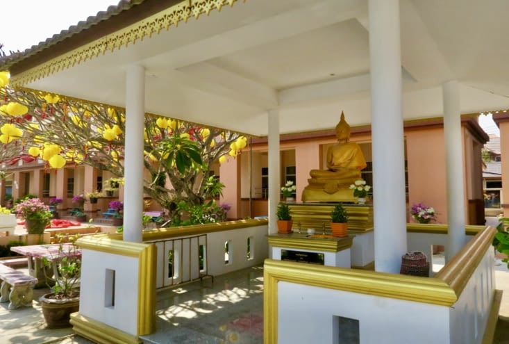 Juste à côté, un mini temple bouddhiste,
