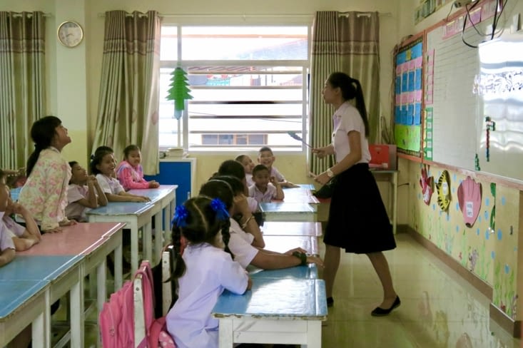 La maîtresse a un micro : les élèves sont plus de 30, et ils ont de la voix !