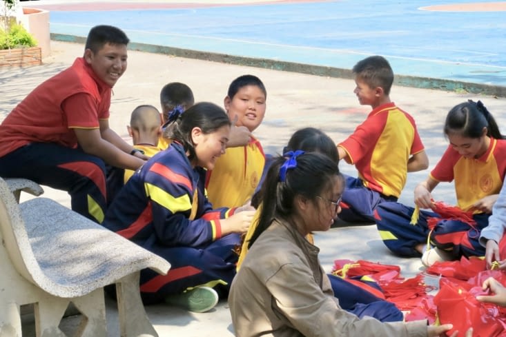 Leur anglais est presque aussi mauvais que le mien mais on rigole.