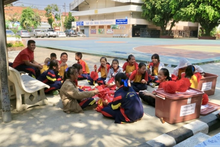 Retour dans la cour, les sportifs ont terminé leur travail, détente.
