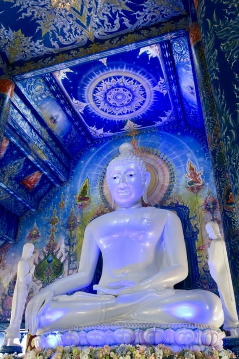 A l’intérieur, un Bouddha nacré et bleuté.