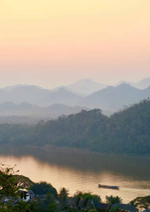Ça y est, le soleil est couché. Le Mékong irrisé et les montagnes dans la brume.