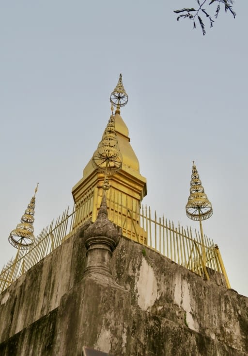 Au sommet, le temple Wat That Chomsi.