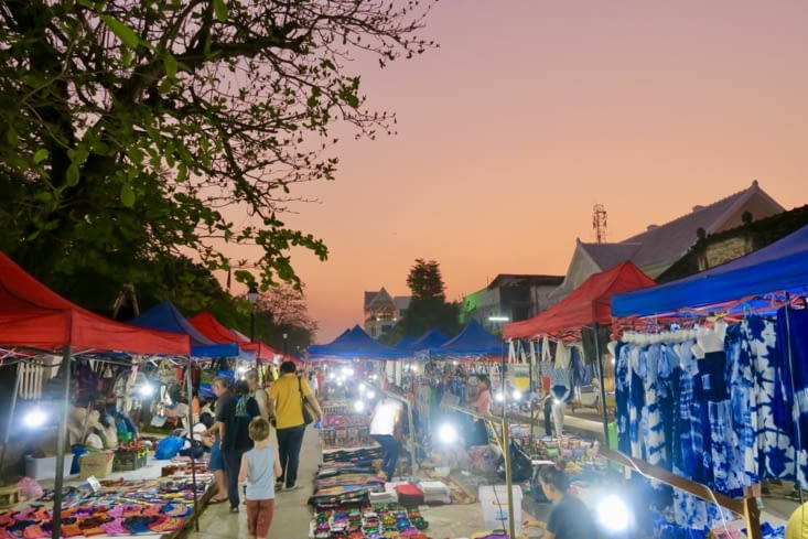 Dans la rue principale, après la descente, ça y est, le marché de nuit est en place.