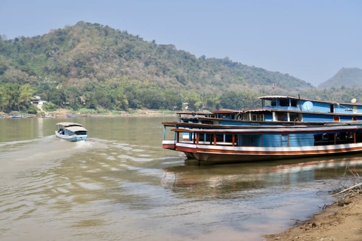 Des « long boats » et un bac pour le traverser. Sa largeur est impressionnante.