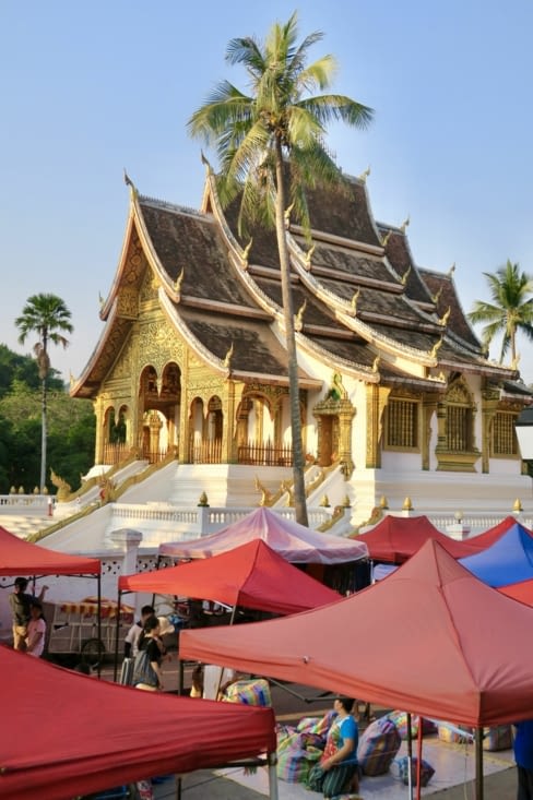 Fin d’après-midi, sur la rue principale, le marché de nuit commence à s’installer..