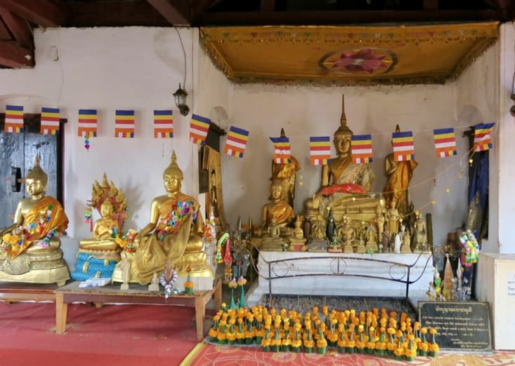 Un tout petit temple et ses Bouddha dorés.