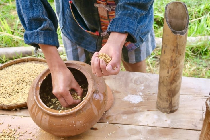Méthode de sélection : les grains sont jetés dans une jarre remplie d’eau très salée.