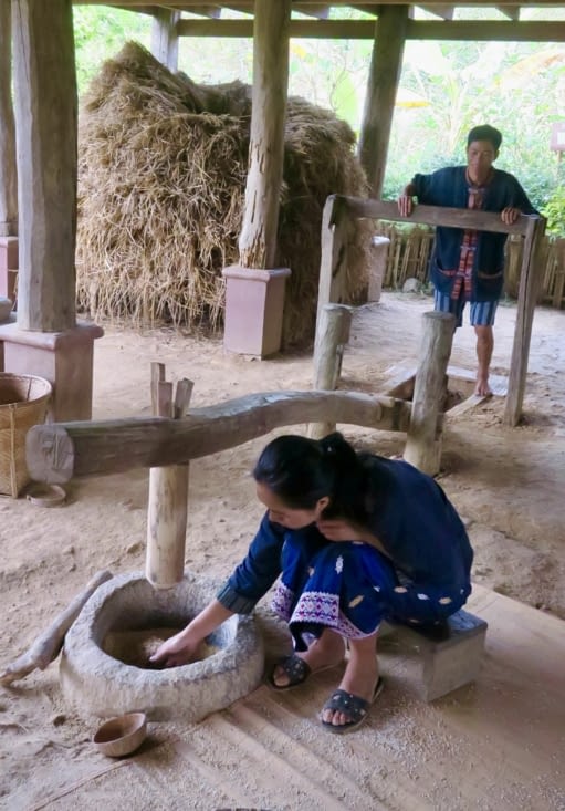 Puis. pour enlever la peau des grains de riz, on utilise un pilon.