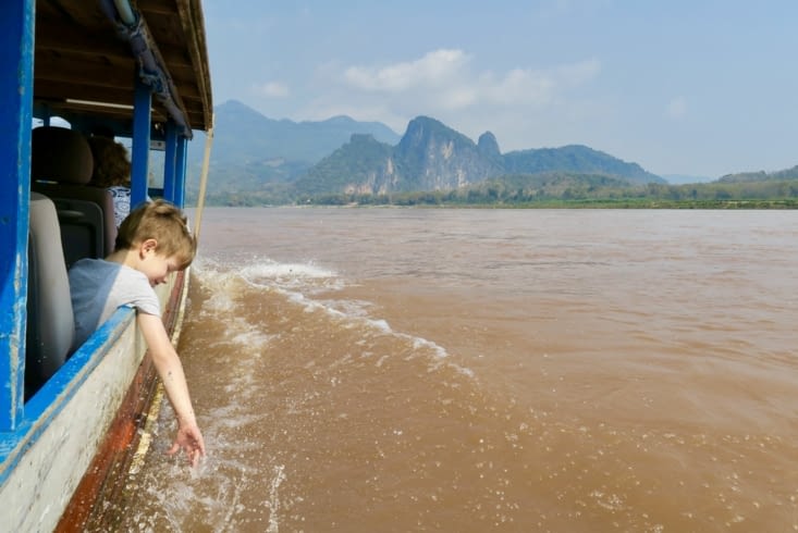 Le soleil fait ressortir la couleur ocre rouge du Mékong.