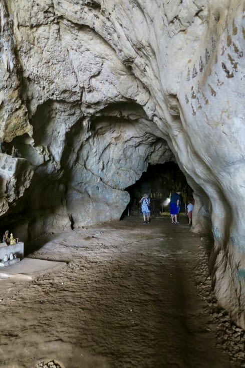 Au bout de 4-5 mètres dans la grotte, on avance dans l’obscurité...